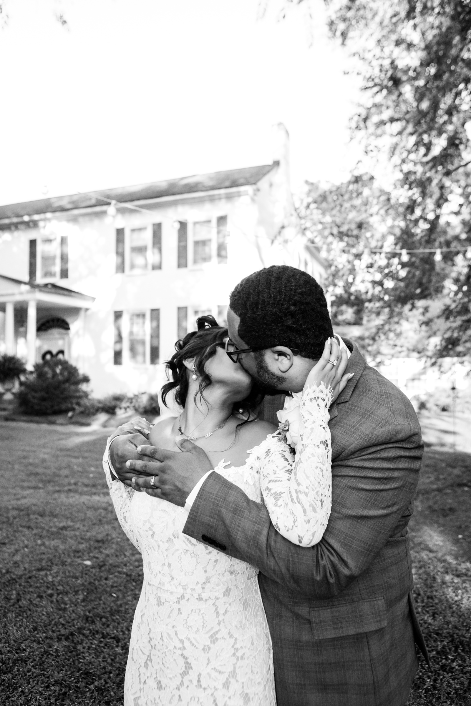 Black and white kiss in front of Spring Haven Mansion